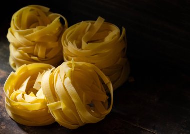 Ahşap tahta üzerinde kurutulmuş tagliatelle makarna
