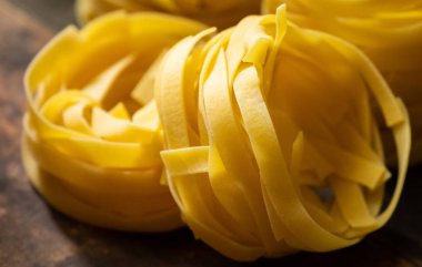 Ahşap tahta üzerinde kurutulmuş tagliatelle makarna