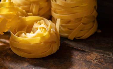 Ahşap tahta üzerinde kurutulmuş tagliatelle makarna