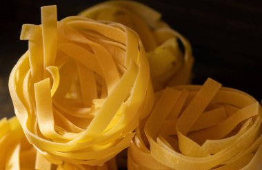 Ahşap tahta üzerinde kurutulmuş tagliatelle makarna