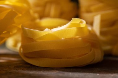 Ahşap tahta üzerinde kurutulmuş tagliatelle makarna