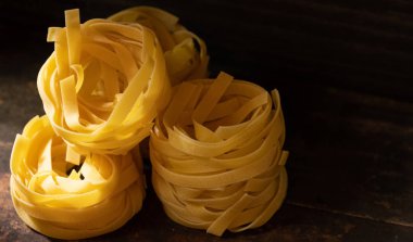 Ahşap tahta üzerinde kurutulmuş tagliatelle makarna