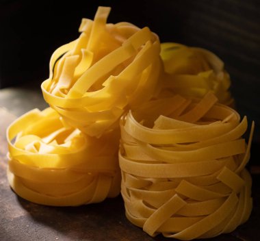 Ahşap tahta üzerinde kurutulmuş tagliatelle makarna