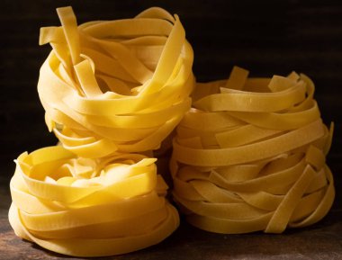 Ahşap tahta üzerinde kurutulmuş tagliatelle makarna