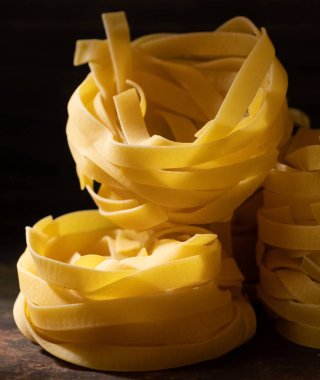 Ahşap tahta üzerinde kurutulmuş tagliatelle makarna