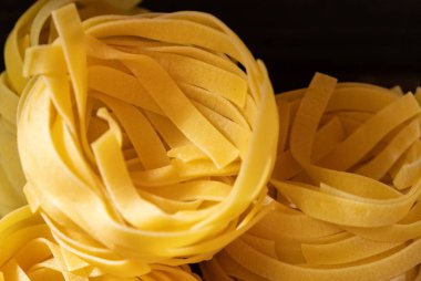 Ahşap tahta üzerinde kurutulmuş tagliatelle makarna