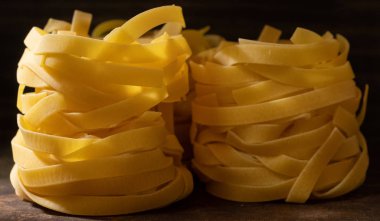 Ahşap tahta üzerinde kurutulmuş tagliatelle makarna