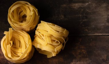 Ahşap tahta üzerinde kurutulmuş tagliatelle makarna