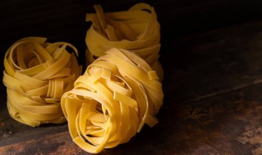 Ahşap tahta üzerinde kurutulmuş tagliatelle makarna