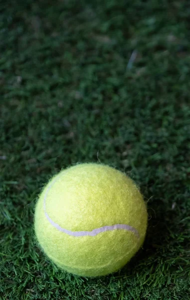 Pelota Tenis Sobre Hierba Verde —  Fotos de Stock