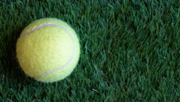 Pelota Tenis Sobre Hierba Verde —  Fotos de Stock