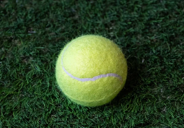 Tennisbal Groen Gras — Stockfoto