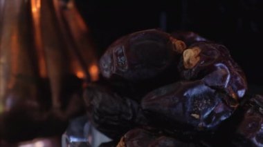 Eski ahşap bir masa üzerinde sulu tarihleri 