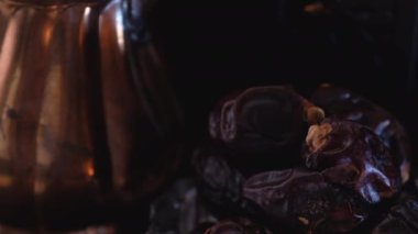 Eski ahşap bir masa üzerinde sulu tarihleri 