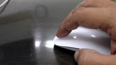 Adamın elini bilgisayar fare kullanarak