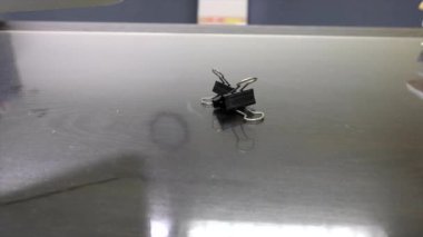 Masadan klipleri seçen kişi