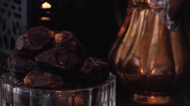 Eski ahşap bir masa üzerinde sulu tarihleri 