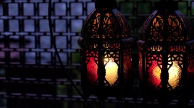 Yanan bir mum ile geleneksel süs Arapça fenerler 