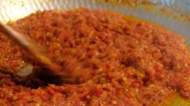 Karışık lezzetli kızarmış biber 