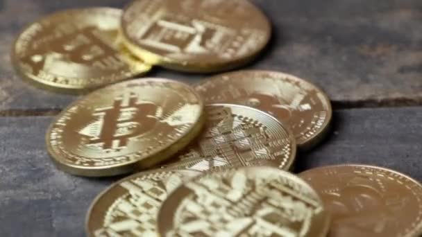 Gouden Munten Voor Btc Cryptocurrency Houten Achtergrond — Stockvideo