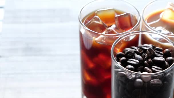 Siyah Kahve Soğuk Latte Fasulye Buzlu Masa Üzerinde — Stok video