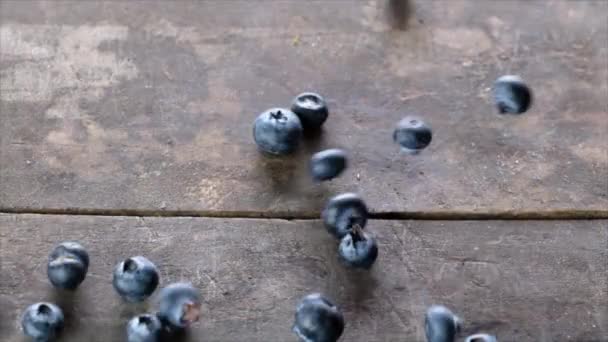 Frische Reife Blaubeeren Auf Holztisch — Stockvideo