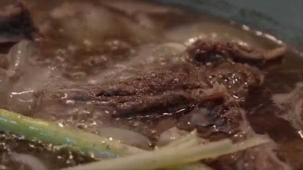 soupe bouillante maison dans un bol 