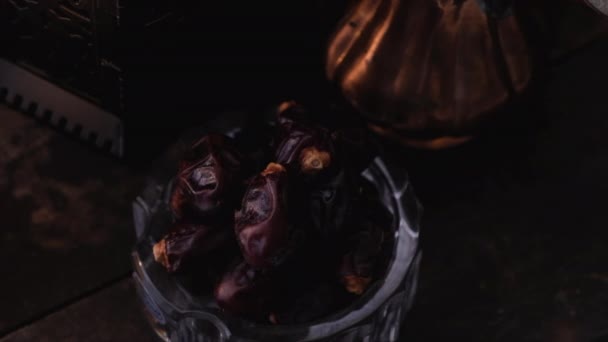 Dates Juteuses Sur Une Vieille Table Bois — Video