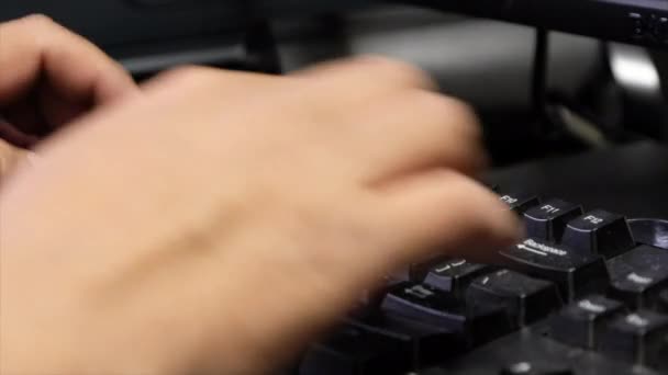 Les mains de l'homme tapant sur le clavier 