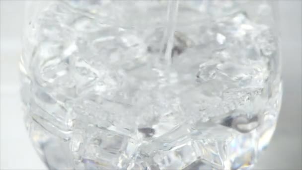 Water Glas Gieten Met Ijs — Stockvideo