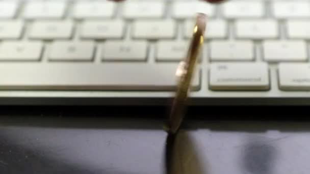 键盘旁边桌子上的亮氨酸 — 图库视频影像