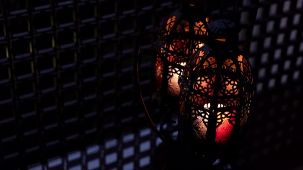 非常に熱い蝋燭と伝統的な装飾的なアラビア語ランタン — ストック動画