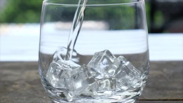 Glas Met Ijs Glas Water — Stockvideo