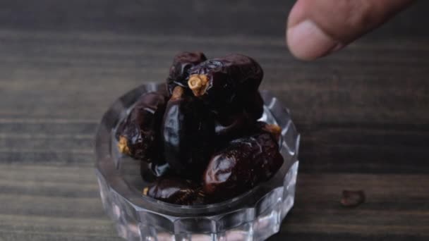 Personne Ramassant Date Fruits Sur Fond Bois — Video