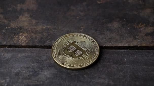Gouden Munten Voor Btc Cryptocurrency Houten Achtergrond — Stockvideo