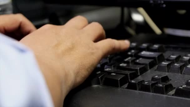 Χέρια Του Ανθρώπου Που Πληκτρολογείτε Στο Πληκτρολόγιο — Αρχείο Βίντεο