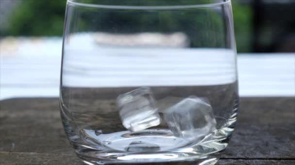 Glas Met Ijs Glas Water — Stockvideo