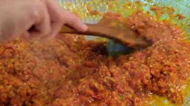 Stekning Välsmakande Blandas Chili — Stockvideo