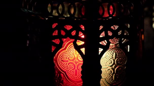 Традиционный Декоративный Арабский Фонарь Горящими Свечами — стоковое видео
