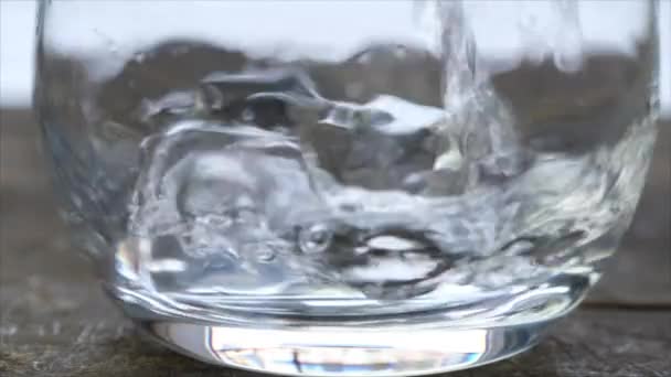 Wasser Glas Glas Mit Eis — Stockvideo