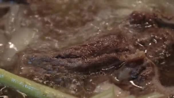 soupe bouillante maison dans un bol 