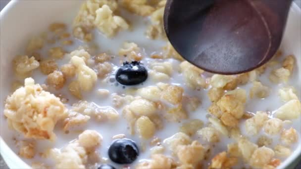 Mélanger les céréales dans l'avion dans une cuillère en bois 
