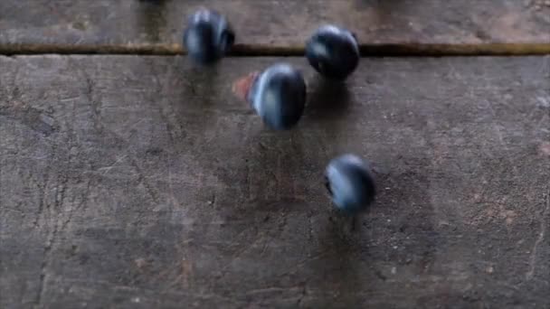 Frische Reife Blaubeeren Auf Holztisch — Stockvideo