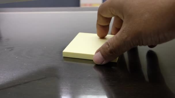 Abgeschnittene Ansicht Eines Mannes Der Hause Papieraufkleber Vom Holztisch Nimmt — Stockvideo