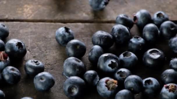 Mirtilos Maduros Frescos Mesa Madeira — Vídeo de Stock