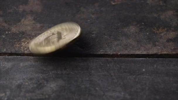 Goldmünze Für Btc Kryptowährung Auf Holzgrund — Stockvideo