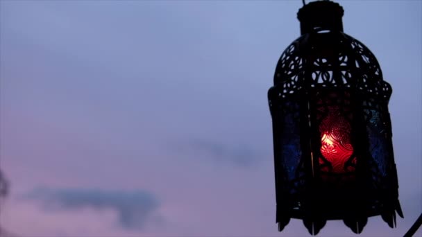 Lâmpada Arábica Ornamental Tradicional Com Velas Acesas — Vídeo de Stock