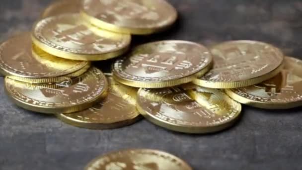 Gouden Munten Voor Btc Cryptocurrency Houten Achtergrond — Stockvideo