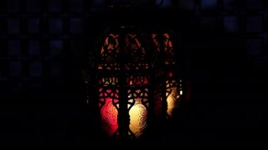 Yanan bir mum ile geleneksel süs Arapça fener 