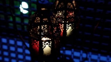 Yanan bir mum ile geleneksel süs Arapça fenerler 